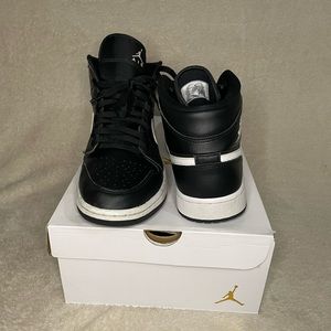 WMNS Air Jordan 1 Mid